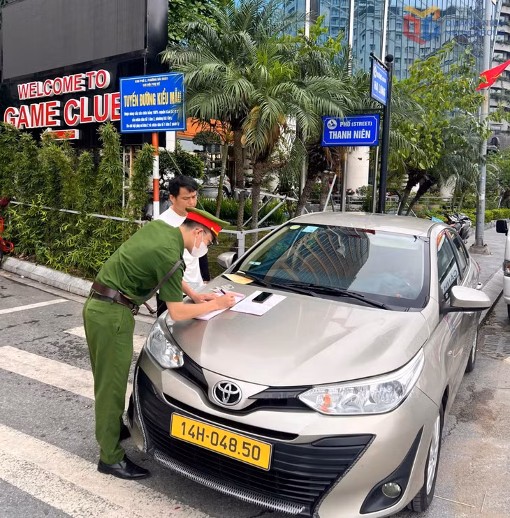 Công an phường Bãi Cháy xử lý hành vi dừng đỗ trái quy định gây cản trở, ùn tắc giao thông.
