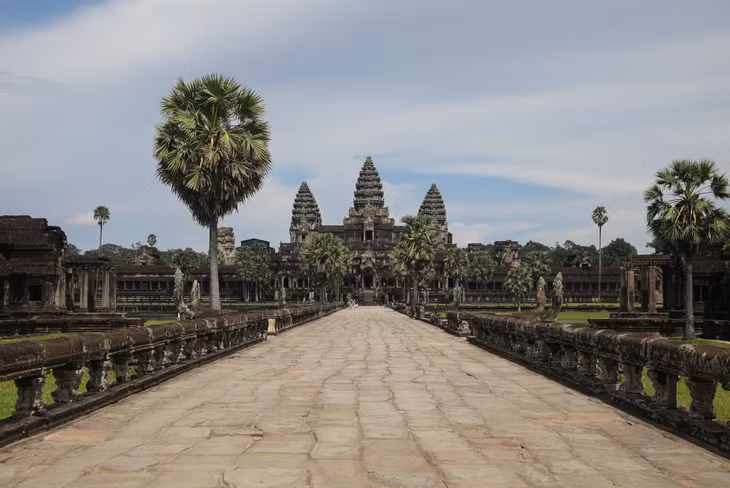 Lối vào khu trung tâm của quần thể đền cổ Angkor Wat tại Siem Reap, Campuchia vắng khách tham quan. Ảnh: AP.