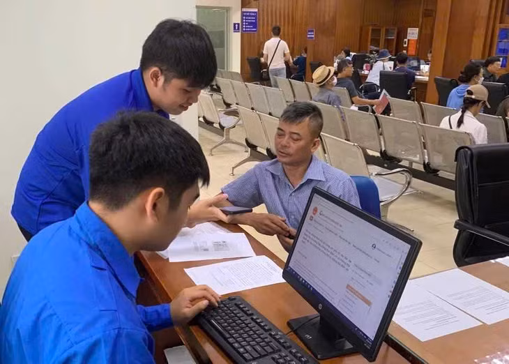 Đoàn viên, thanh niên phường Cẩm Phả hướng dẫn người dân sử dụng dịch vụ công trực tuyến. Ảnh: Phường Cẩm Phả cung cấp