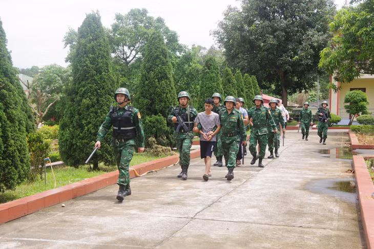 Bộ đội Biên phòng Lào Cai triệt phá đường dây tổ chức cho người khác xuất cảnh trái phép sang Trung Quốc. Ảnh: Trung Dũng
