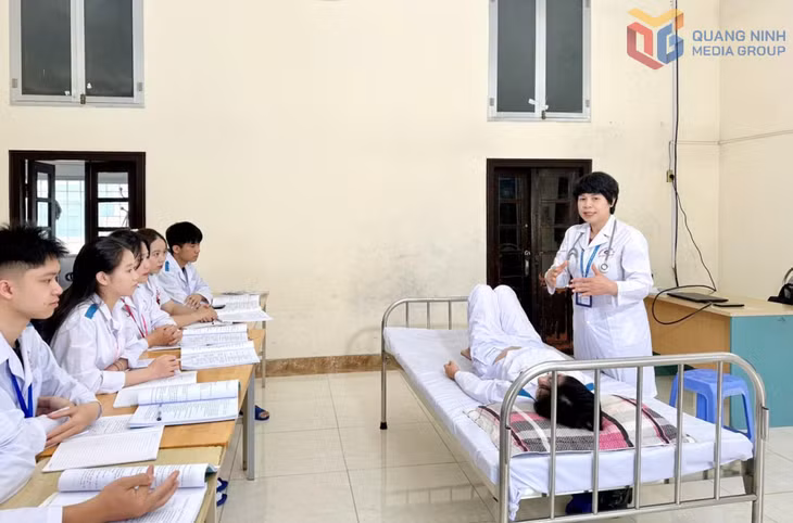 Sinh viên Trường Cao đẳng Y tế Quảng Ninh (Bệnh viện Việt Nam - Thụy Điển Uông Bí) trong giờ thực hành môn Chăm sóc sức khỏe người lớn.