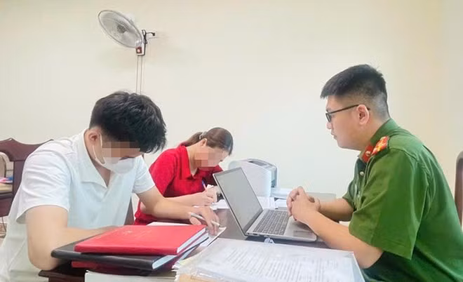 2 đối tượng ra đầu thú sau gần 3 năm bị truy nã. Ảnh: Công an Hà Tĩnh.
