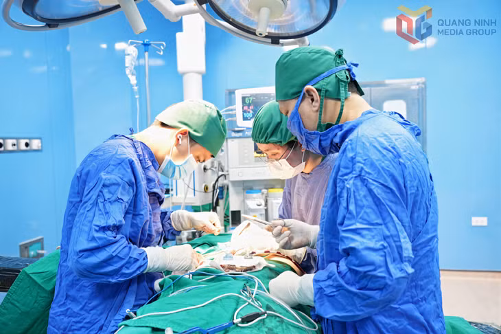 Phẫu thuật ung thư vú cho bệnh nhân tại Bệnh viện Bãi Cháy. Ảnh: Mạc Thảo (CTV)