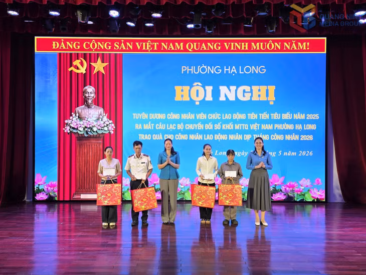 CNLĐ có hoàn cảnh khó khăn được LĐLĐ tỉnh trao quà dịp Tháng Công nhân.
