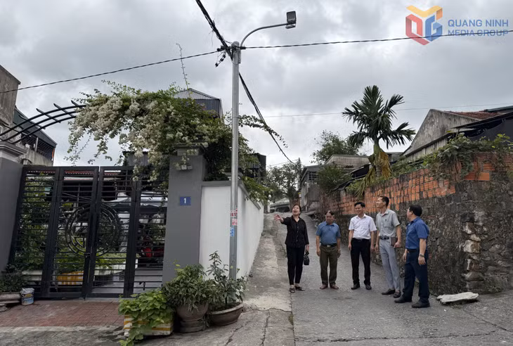 Cán bộ, người dân khu 7, phường Mông Dương bàn bạc, trao đổi về hệ thống điện chiếu sáng trên các tuyến đường dân cư.