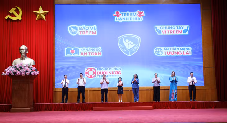 Phó Chủ tịch nước Võ Thị Ánh Xuân và Bí thư Tỉnh ủy Quản Minh Cường cùng các đại biểu ấn nút phát động Tháng hành động vì trẻ em năm 2026.