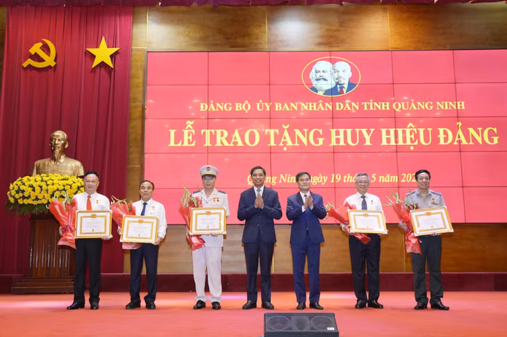Các đồng chí: Bùi Văn Khắng, Phó Bí thư Tỉnh ủy, Chủ tịch UBND tỉnh, Bí thư Đảng ủy UBND tỉnh; Vũ Văn Diện, Phó Chủ tịch Thường trực UBND tỉnh, Phó Bí thư Đảng ủy UBND tỉnh, trao tặng Huy hiệu 40 năm tuổi Đảng cho các đồng chí đảng viên.