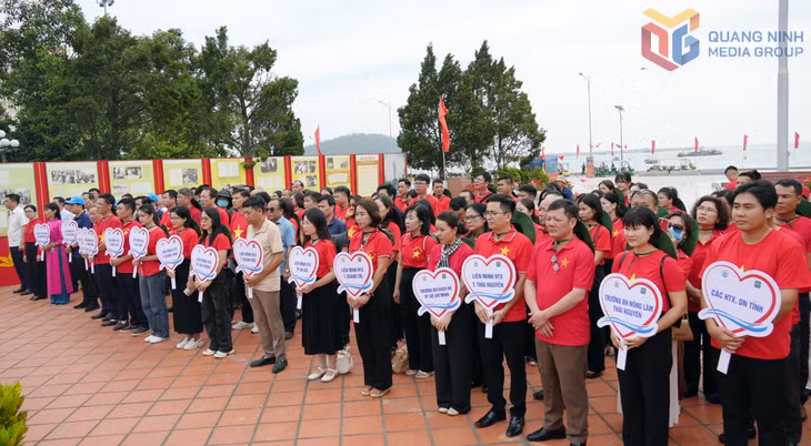 Các đoàn đại biểu dự Lễ dâng hương tại Khu lưu niệm Chủ tịch Hồ Chí Minh tại đặc khu Cô Tô.
