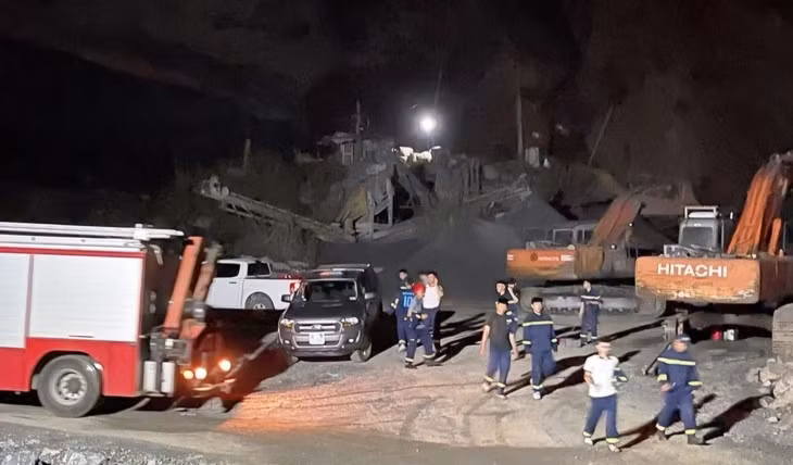 Lực lượng chức năng triển khai thiết bị, phương tiện tìm kiếm nạn nhân mất tích trong đêm 20-5 - Ảnh: CTV
