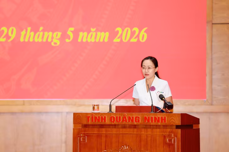 Đồng chí Lê Ngọc Hân, Bí thư Đảng ủy, Chủ tịch HĐND đặc khu Cô Tô, tham luận tại hội nghị.