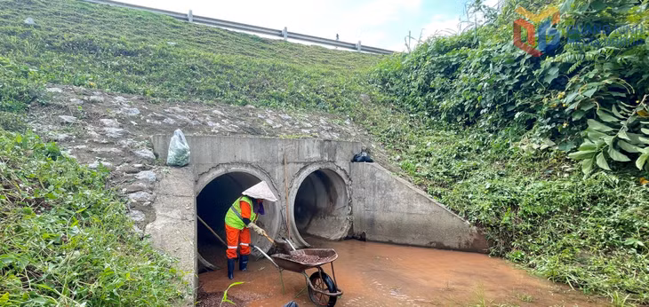 Ban quản lý ban điều hành Cao tốc Cẩm Hải – Tiên Yên tiến hành nạo vét thanh thải lòng cống rãnh trên tuyến sao những trận mưa lớn.