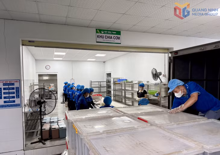 Các suất ăn được công nhân đóng gói để đưa lên xe vận chuyển đến các trường học theo quy trình.