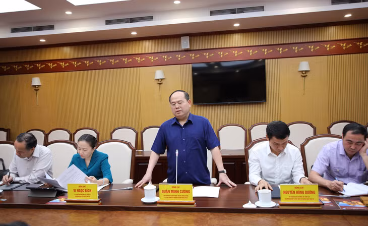 Đồng chí Quản Minh Cường, Ủy viên Trung ương Đảng, Bí thư Tỉnh ủy, Trưởng Đoàn ĐBQH tỉnh phát biểu tại buổi làm việc.