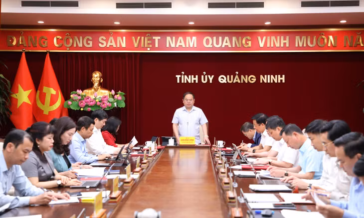Thường trực Tỉnh ủy nghe và cho ý kiến về tình hình triển khai giải phóng mặt bằng các dự án trọng điểm, các KCN, KKT trên địa bàn tỉnh.
