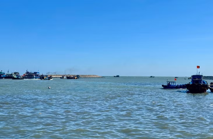 Cảng La Gi, nơi tàu cá xuất bến và sau đó bị sóng to đánh chìm cách cảng khoảng 4 hải lý. Ảnh: Duy Tuấn