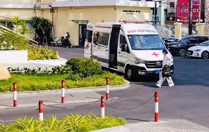 Xe cấp cứu Bệnh viện Chợ Rẫy đưa BSCKI Trịnh Ngọc Thạnh có mặt kịp thời cùng ê kíp bác sĩ Bệnh viện Từ Dũ giành lại sự sống sản phụ ngưng tim trên bàn mổ - Ảnh: Tài khoảnh Facebook L.P.D.