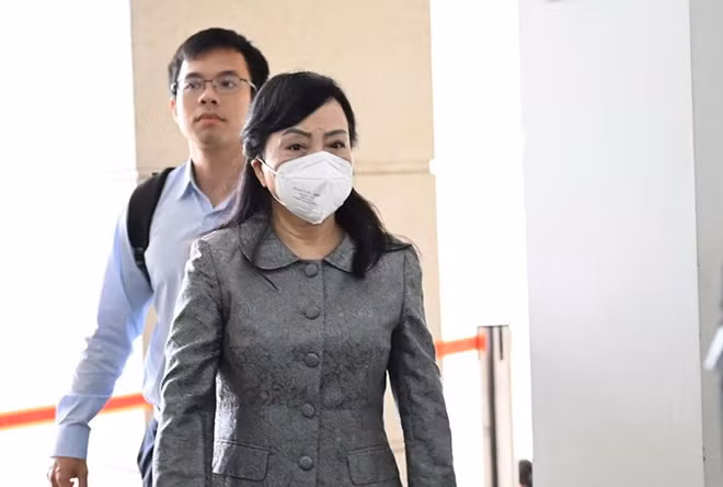 Cựu Bộ trưởng Bộ Y tế Nguyễn Thị Kim Tiến khi chuẩn bị vào phòng xử án của TAND Hà Nội. Ảnh: Quang Việt