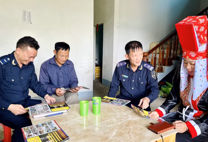 Công chức Hải quan cửa khẩu Hoành Mô vận động người dân thôn Nà Pò (xã Hoành Mô) không tiếp tay cho buôn lậu, gian lận thương mại.