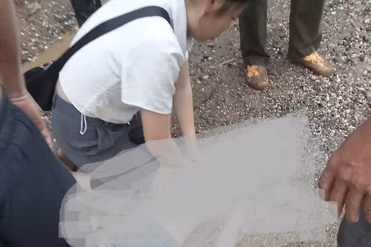 Tìm thấy thi thể em L.V.N (SN 2014) bị đuối nước trên sông Mã, khu vực bản Nà Pàn, xã Sông Mã, tỉnh Sơn La. Ảnh: Lường Thơm