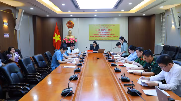 Quang cảnh cuộc họp.