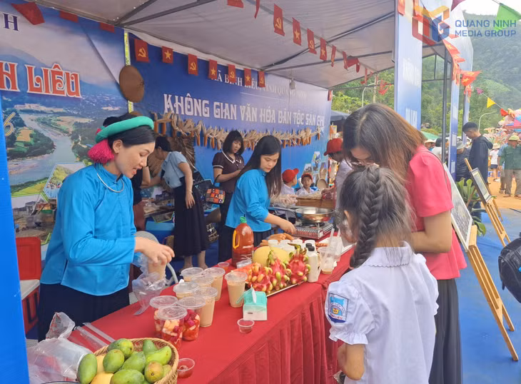 Người dân mua các sản phẩm OCOP và hàng nông sản địa phương tại Hội Soóng Cọ năm 2026, xã Bình Liêu.