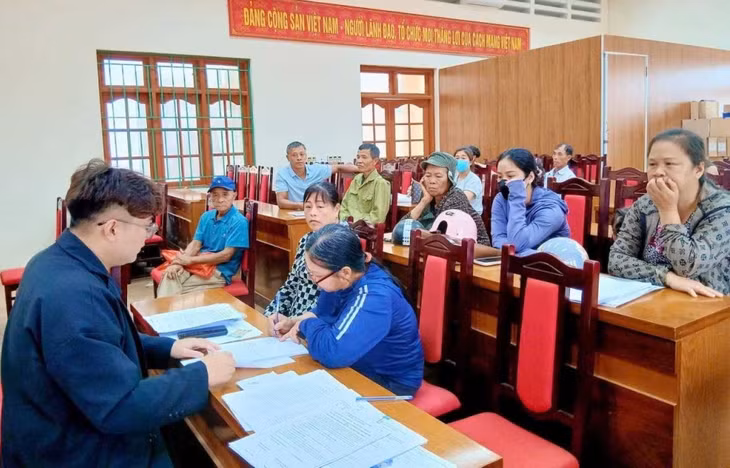 Trung tâm Cung ứng dịch vụ phường Hiệp Hoà chi trả kinh phí hỗ trợ GPMB cho các hộ dân trên địa bàn phường.