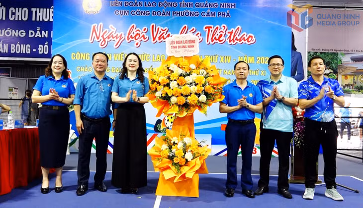 Lãnh đạo LĐLĐ tỉnh và phường Cẩm Phả tặng hoa chúc mừng Ngày hội Văn hóa thể thao CNVCLĐ Cụm Công đoàn phường Cẩm Phả lần thứ XIV năm 2026.