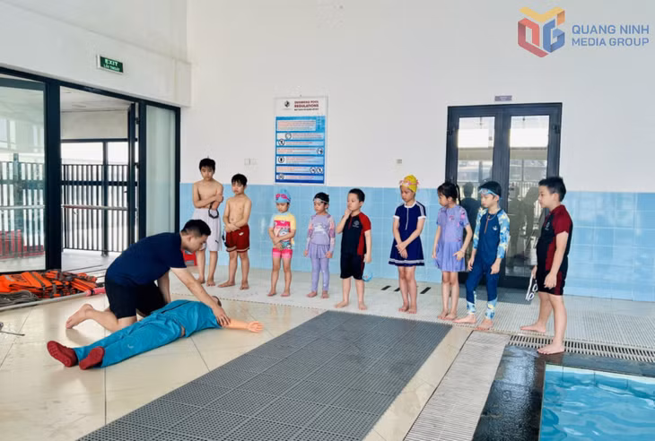 Trang bị kỹ năng phòng chống đuối nước cho học sinh Trường quốc tế song ngữ Học viện Anh quốc. Ảnh: Hằng Ngần