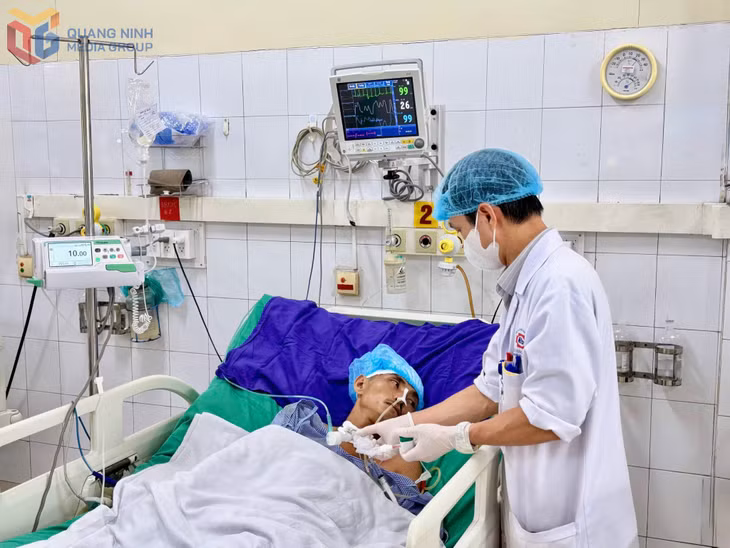 Điều dưỡng Phan Văn Cường, Khoa Hồi sức tích cực, chống độc - Đột quỵ, chăm sóc bệnh nhân.