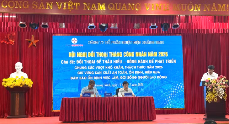 Ông Phạm Xuân Toàn, Chủ tịch Công đoàn Công ty, trình bày báo cáo tổng hợp ý kiến, kiến nghị của người lao động Công ty.