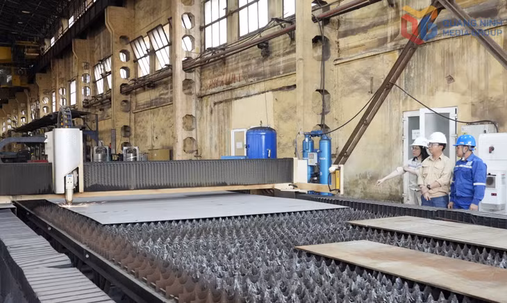 Công ty TNHH MTV Đóng tàu Hạ Long thay thế máy cắt CNC plasma bằng công nghệ cắt CNC laser hiện đại.