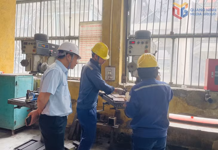 Hoạt động sản xuất tại phân xưởng sửa chữa của Công ty Nhiệt điện Uông Bí.