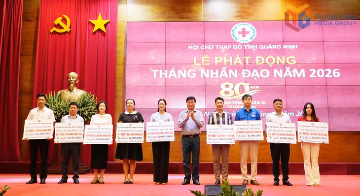Lãnh đạo Tập đoàn Công nghiệp Than - Khoáng sản Việt Nam hỗ trợ xây dựng 20 nhà nhân đạo cho 9 địa phương trên địa bàn tỉnh.