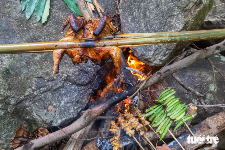 Một bữa tiệc 'BBQ' dã chiến trên hành trình chinh phục thác Ba Vòi.