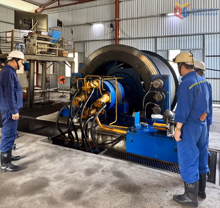 Công ty Xây lắp mỏ sử dụng tời cáp để vận chuyển vật tư, thiết bị, phục vụ đào lò.