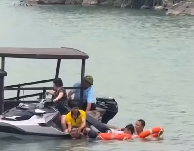 Lực lượng hỗ trợ đưa các nạn nhân vào bờ sau sự cố Flyboard tại Ninh Bình. Ảnh: Diệu Anh