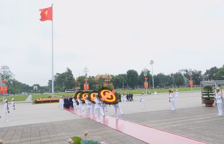 Tổng Bí thư, Chủ tịch nước Tô Lâm dẫn đầu các đồng chí lãnh đạo, nguyên lãnh đạo Đảng và Nhà nước viếng Chủ tịch Hồ Chí Minh.