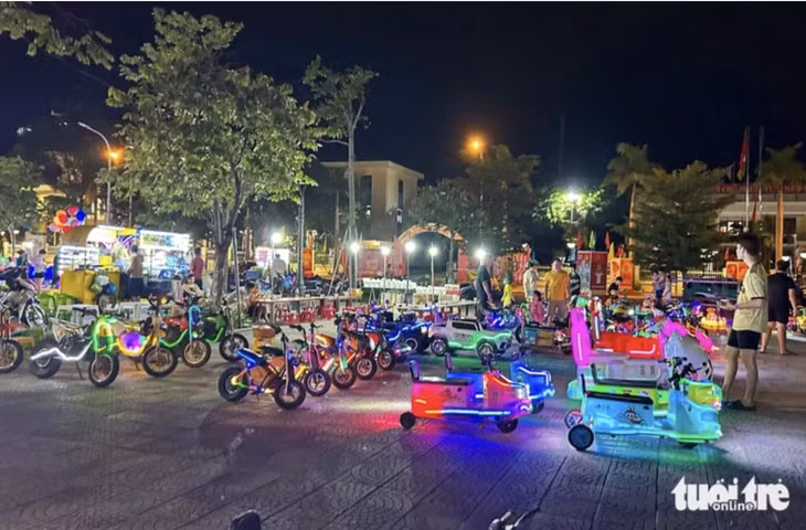 Vô số xe điện mini như ô tô, xe địa hình, mô tô hai hoặc ba bánh được bày ra cho thuê tại các quảng trường, công viên - Ảnh minh họa: THANH NGUYÊN