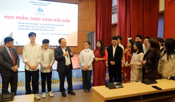 Đồng chí Quản Minh Cường, Ủy viên Trung ương Đảng, Bí thư Tỉnh ủy, Trưởng Đoàn ĐBQH tỉnh trò chuyện với thầy và trò khoa Nghệ thuật (Trường Đại học Hạ Long).