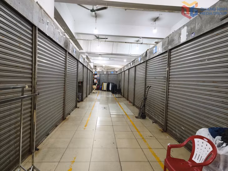 Không gian chợ được bố trí theo hình vòng tròn khiến nhiều dãy phía trong gặp bất lợi trong kinh doanh.