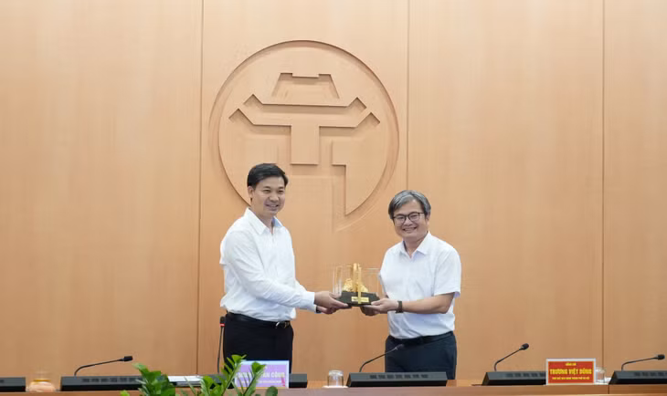 Đồng chí Nguyễn Văn Công, Phó Chủ tịch UBND tỉnh trao quà lưu niệm của tỉnh Quảng Ninh cho đồng chí Trương Việt Dũng, Phó Chủ tịch UBND TP Hà Nội.