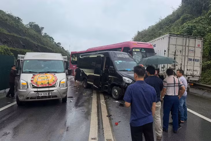 Hiện trường vụ tai nạn giao thông liên hoàn trên cao tốc Nội Bài - Lào Cai. Ảnh: Người dân cung cấp