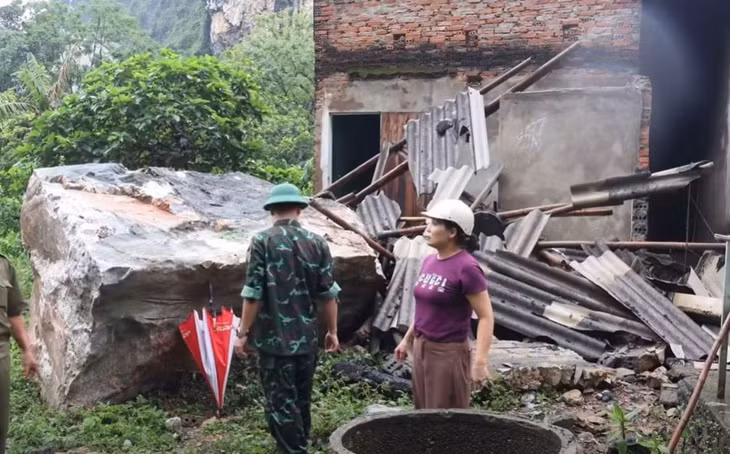 Hiện trường vụ sạt lở núi, đá lăn xuống nhà dân. Ảnh: UBND xã Cẩm Thủy