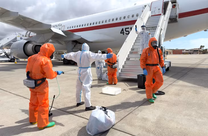 Một hành khách được phun thuốc khử trùng trước khi lên máy bay sau khi rời tàu du lịch MV Hondius tại sân bay Tenerife ở quần đảo Canary, Tây Ban Nha, ngày 10 tháng 5 năm 2026. Ảnh: AP