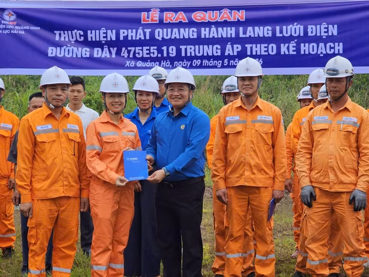 Đoàn công tác do ông Vũ Hữu Chương, Chủ tịch Công đoàn Công ty làm Trưởng đoàn đã trực tiếp đến hiện trường tặng quà cho nhân viên Điện lực Hải Hà.