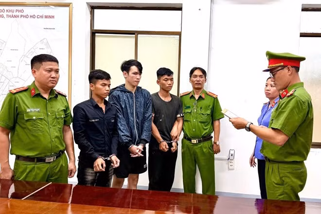 Các đối tượng bị cơ quan chức năng tạm giữ, liên quan đến vụ dùng mũ bảo hiểm đánh người đang lưu thông. Ảnh: CA