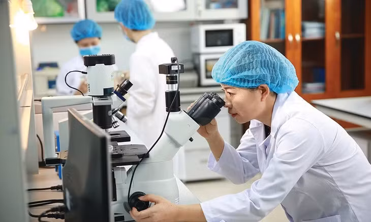 Hoạt động nghiên cứu sản phẩm mới trong phòng thí nghiệm của Viện Hàn lâm. (Ảnh: VÂN NGA)
