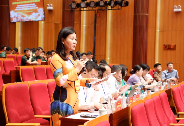 Đồng chí Phạm Thị Thùy Dương, Hiệu trưởng Trường Chính trị Nguyễn Văn Cừ, đặt câu hỏi đối với thí sinh.