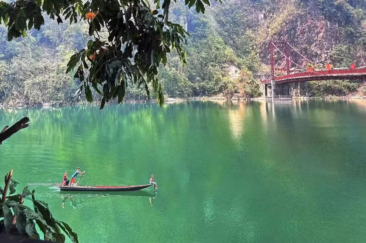 Vẻ đẹp lòng hồ Tủa Thàng và cầu Pa Phông là điểm dừng chân lý tưởng cho du khách. Ảnh: UBND xã Tủa Thàng