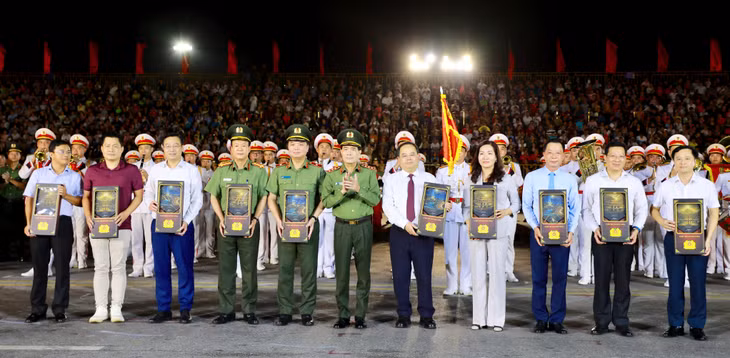 Đồng chí Bộ trưởng Bộ Công an cho lãnh đạo Tỉnh ủy, UBND tỉnh và một số sở, ban, ngành của tỉnh Quảng Ninh.